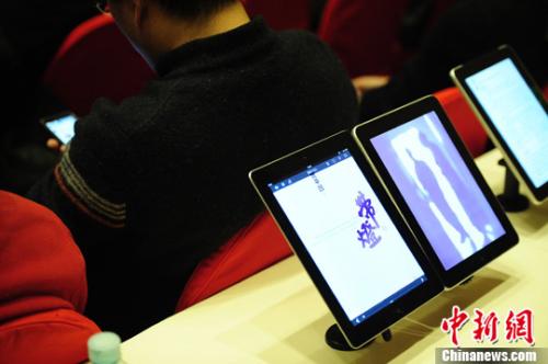 资料图：在贾平凹新书的发布会上，主办方以实体书与电子书同时发布的方式展示新书风采。<a target='_blank' href='http://www.chinanews.com/'>中新社</a>发 崔楠 摄